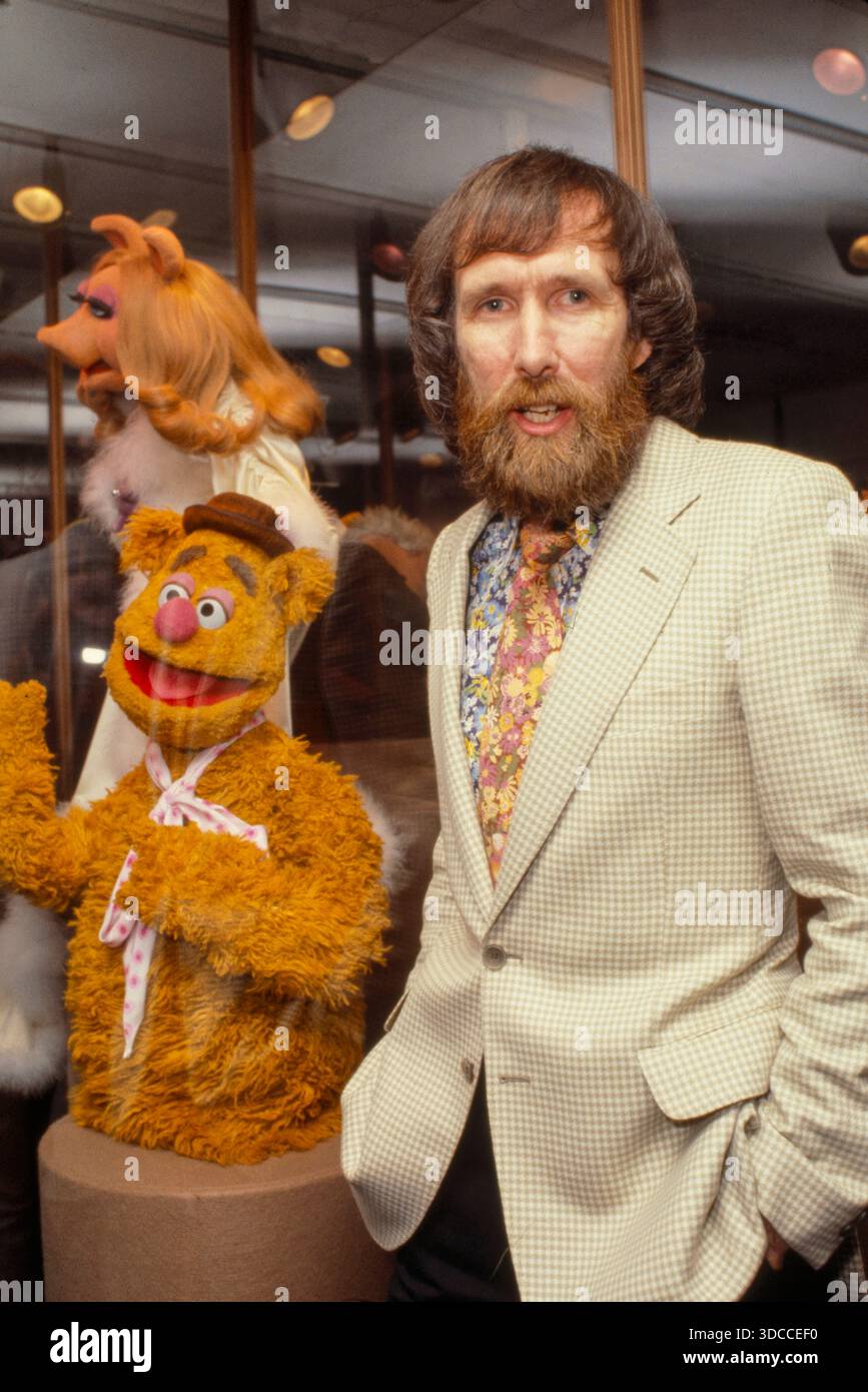 Muppet-Schöpfer Jim Henson umgeben von seinen Kreationen Kermit, Fozzie Bear und Miss Piggy, die die Magie von Hensons Werk symbolisieren. Foto von Bernard Gotfryd Stockfoto