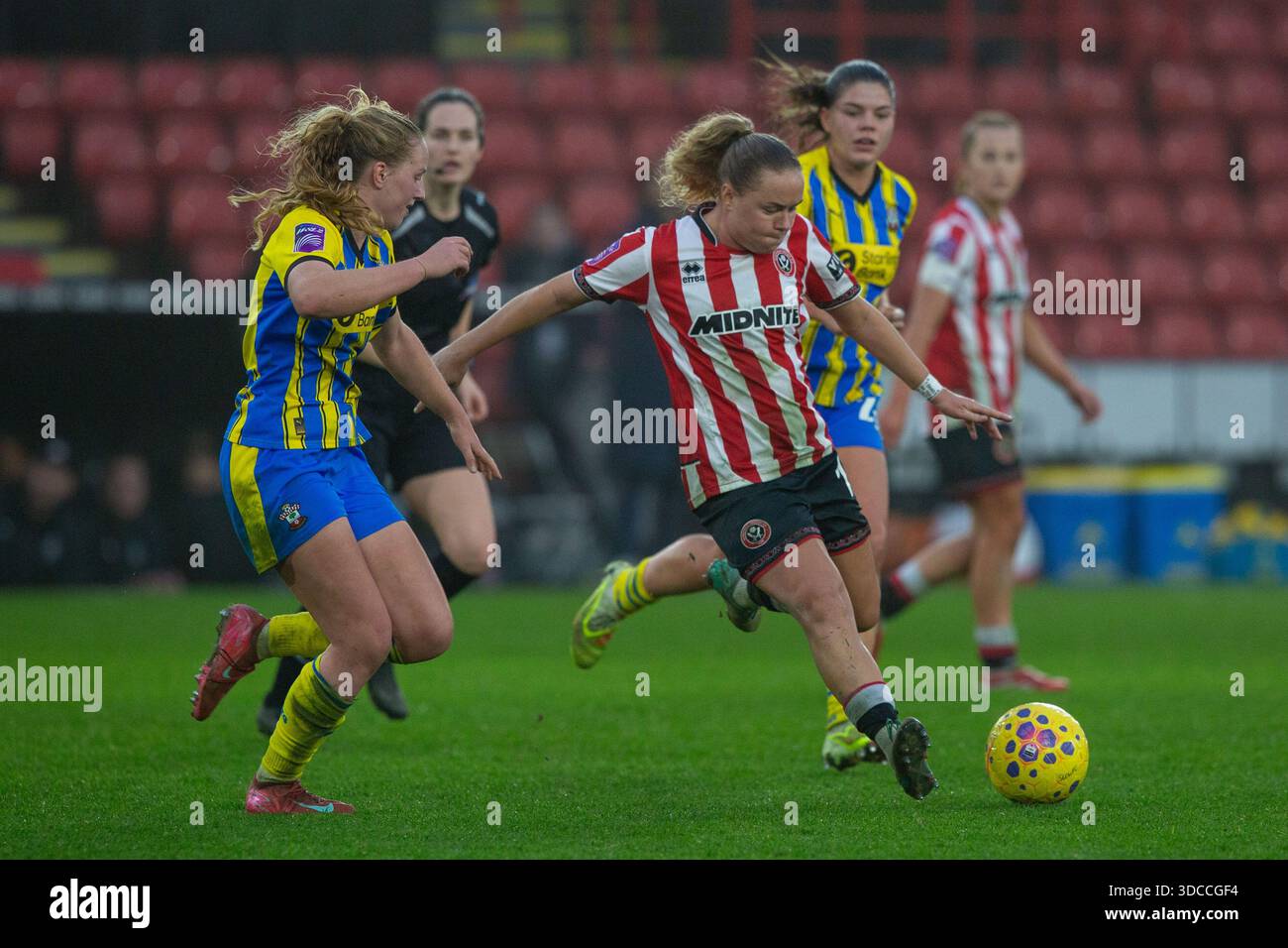 Sheffield, Großbritannien. Dezember 2025. Charlie Devlin (10 Sheffield United) spielt den Ball vorwärts. Sheffield United / Southampton, WSL 2, Bramall Lane, Sheffield, England, Dezember 2025. Quelle: SPP Sport Pressefoto. /Alamy Live News Stockfoto