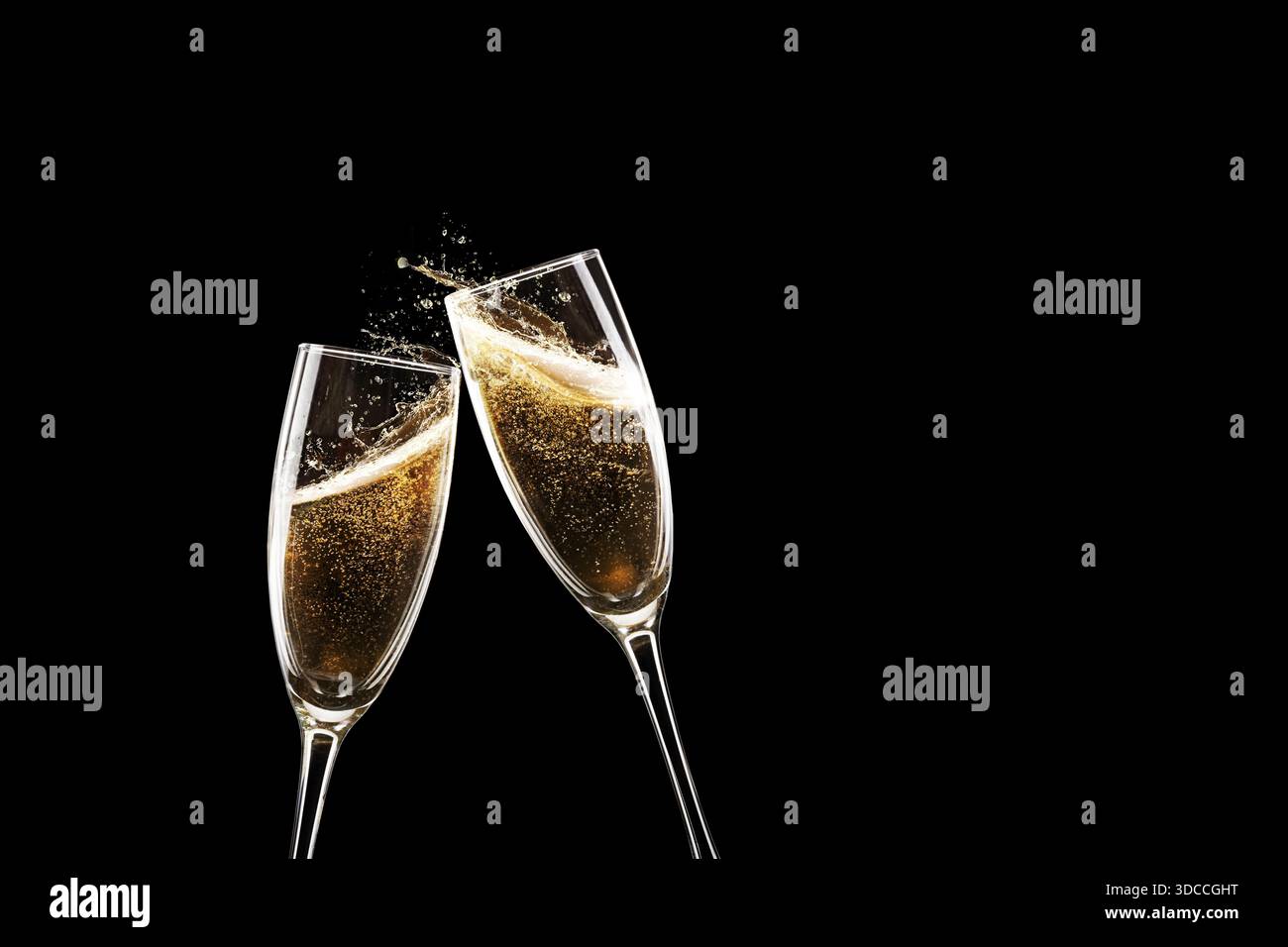 Zwei Sektflöten, die bei einem festlichen Toast anstoßen. Goldene Blasen und Spritzer vor einem dramatischen schwarzen Hintergrund. Elegante Feier, Silvester oder W Stockfoto