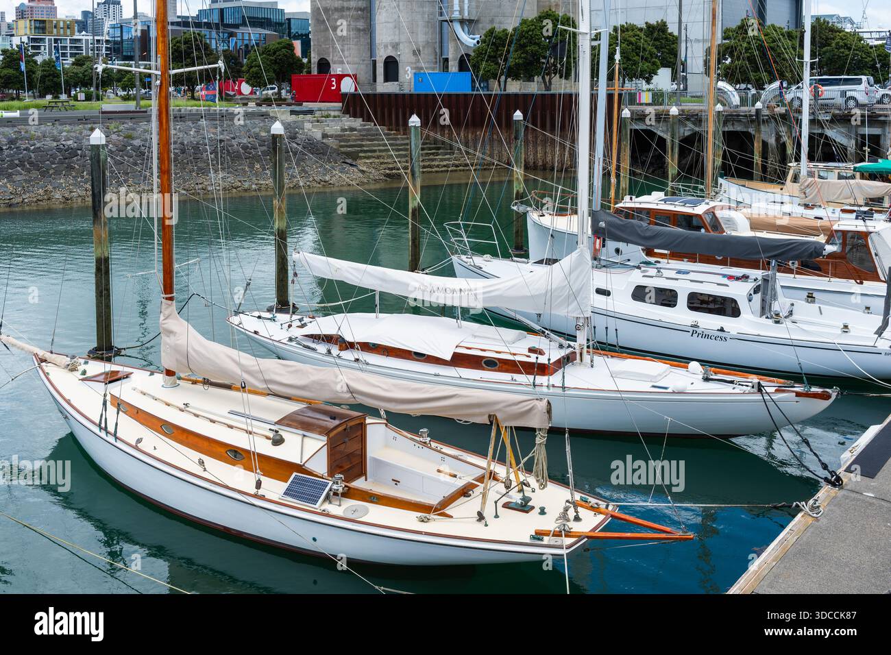 Eine atemberaubende Reihe historischer hölzerner Segelyachten am Viaduct Harbour, die das reiche maritime Erbe von Auckland, Neuseeland, zeigen. Stockfoto