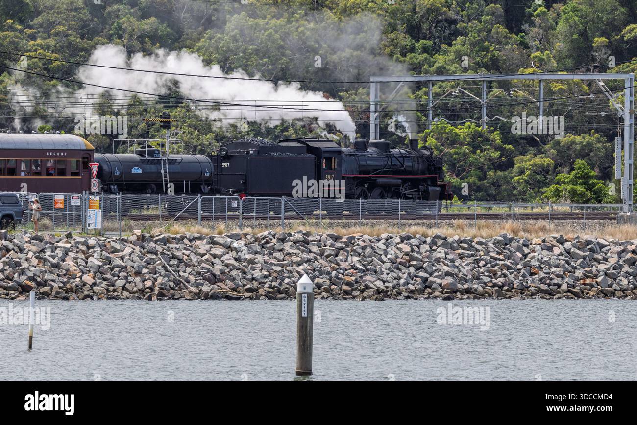 Die Dampflok 5917 fährt am 13. Dezember 2025 am Hawkesbury River in Brooklyn, NSW, Australien Stockfoto