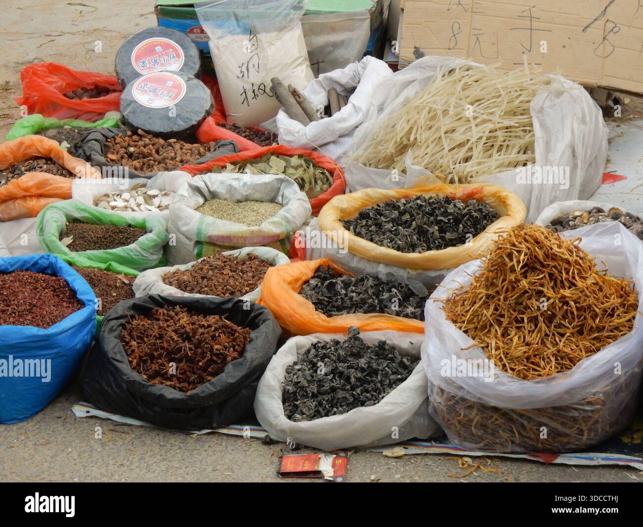 Beutel mit getrockneten Früchten, Nüssen und Hülsen auf einem Markt im ländlichen China in der Nähe von Luoyang Stockfoto