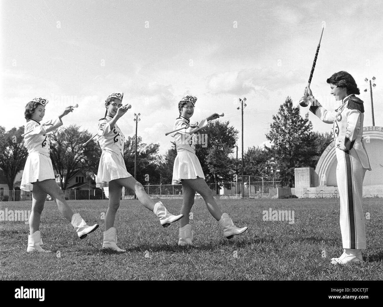 Die Highschool arbeitet an ihrem Schlagstock auf dem Fußballfeld, ca. 1958. Stockfoto