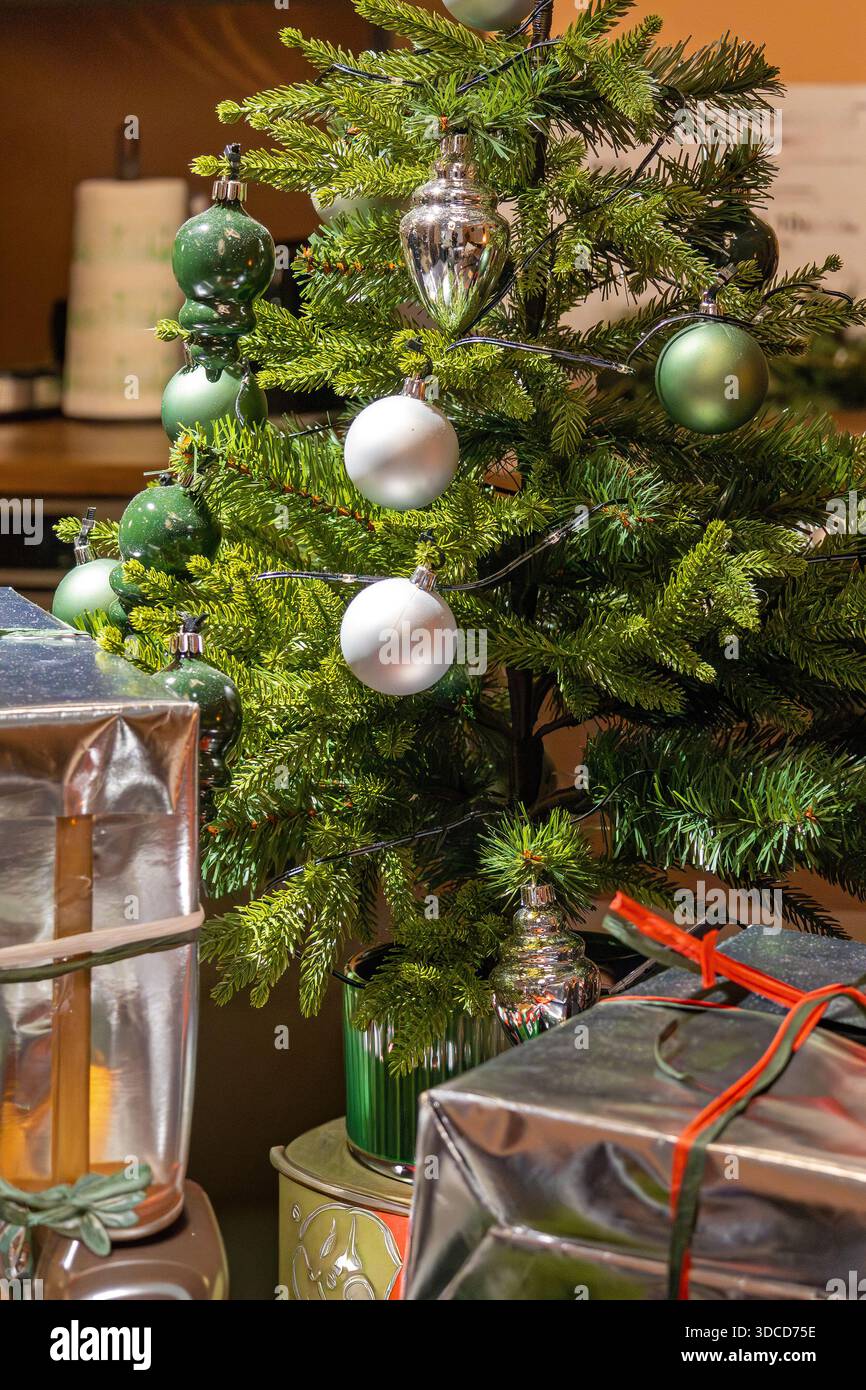 Dekorierter Weihnachtsbaum mit Geschenken im modernen Innenraum Stockfoto