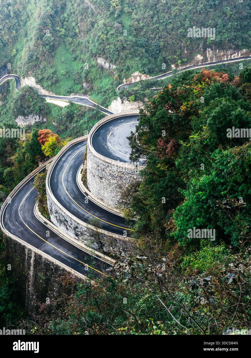 Blick auf die scharf gewundene Bergstraße auf dem Berg Tianmen in China, mit dramatischen Haarnadelkurven und steiler Panoramastraße, die zum berühmten Hang führt Stockfoto