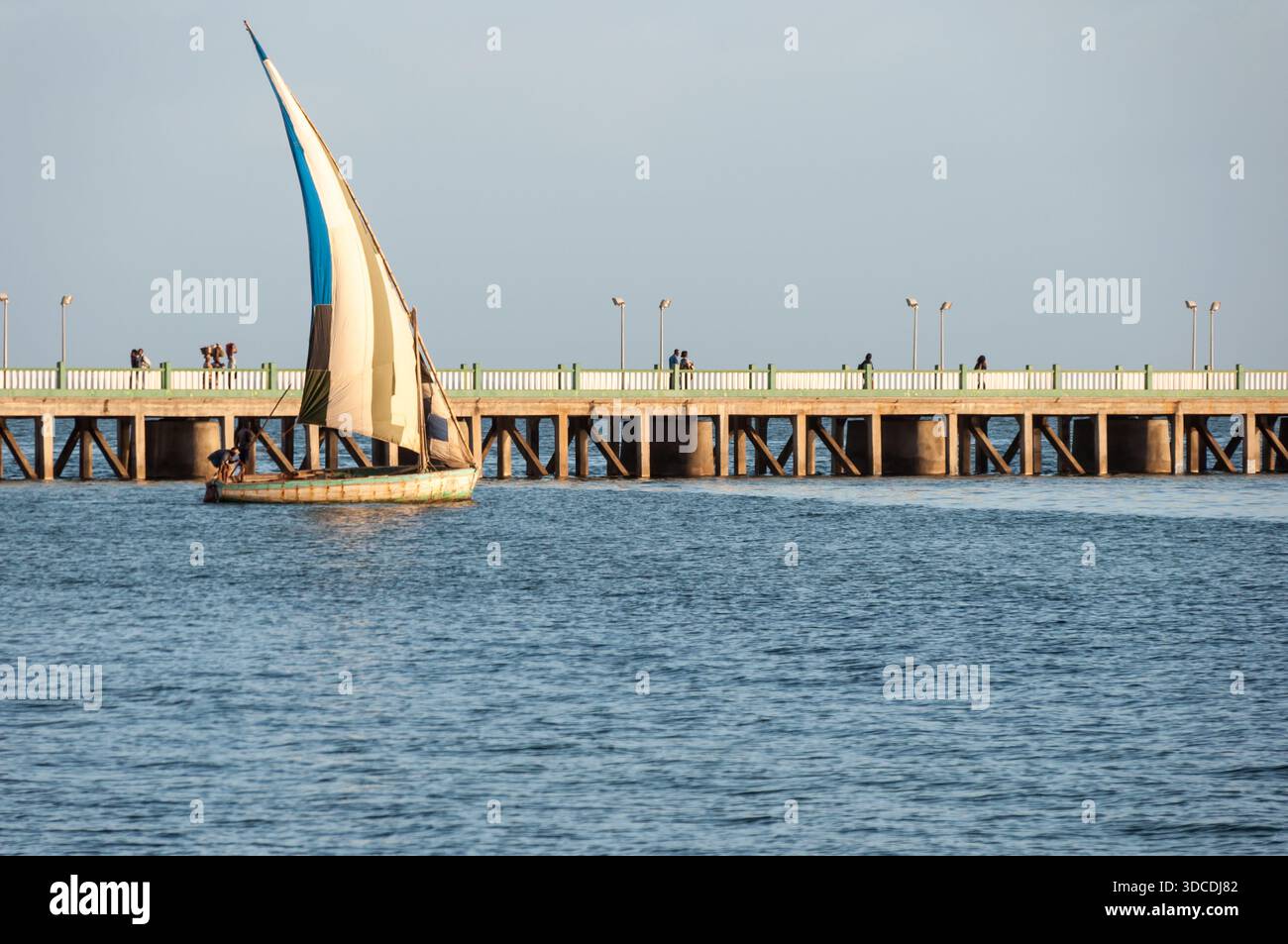 Inhambane, Mosambik - 4. Juni 2012: Eine Dau, die vom Hafen Inhambane aus in See geht. Stockfoto