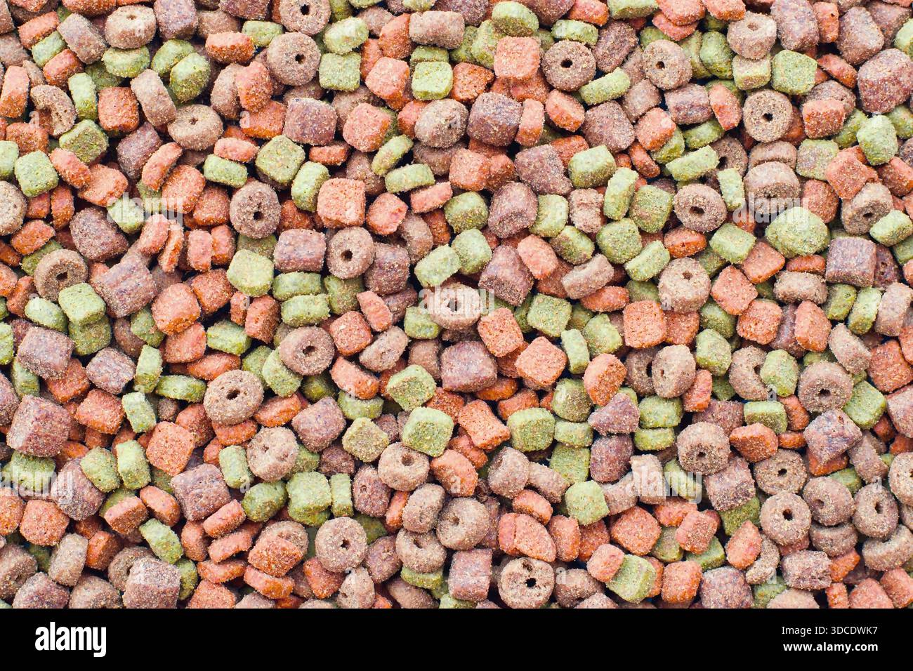 Trockenfutter für Katzen und Hunde - Trockenfutter. Organischer Texturhintergrund Stockfoto
