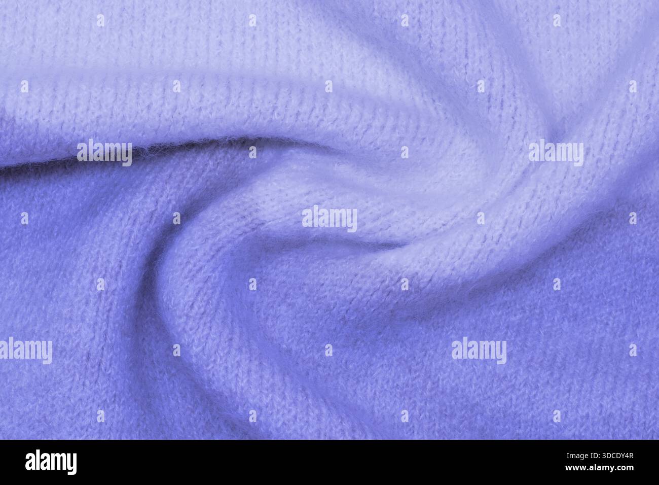 Veri Peri - Farbe des Jahres 2022 - trendiges Konzept . Strickkleidung inspiriert von Farbe 17-3938 Stockfoto