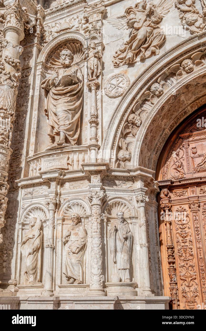 Skulpturen auf dem Plateresque Portal der Kirche Santa Maria la Mayor in Calatayud Stockfoto