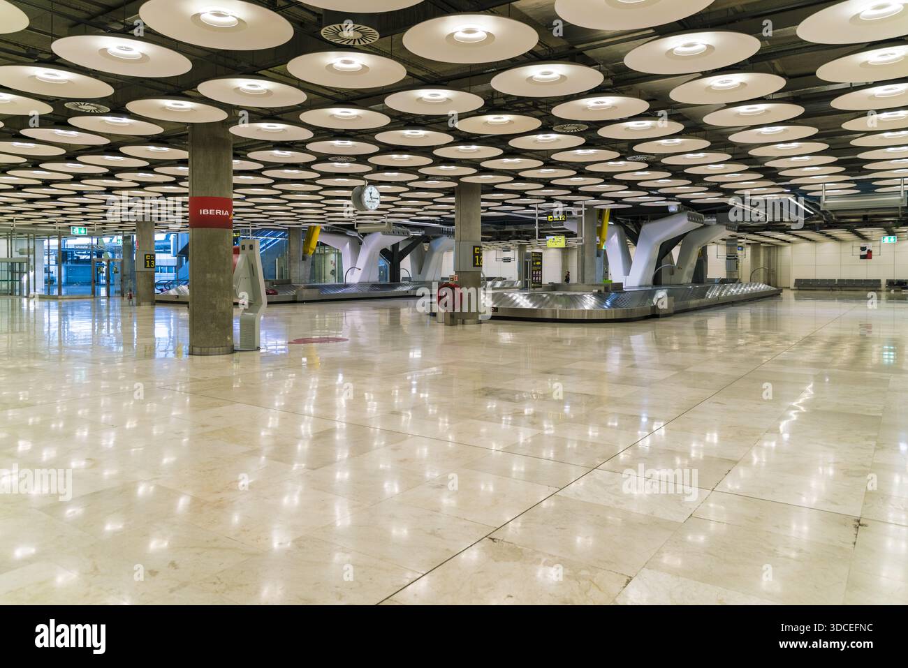 Madrid, Spanien - 09. November 2016: Blick auf den schroffen, glänzenden Boden, der die gemusterte Decke über dem Gepäckausgabebereich von Adolfo Suárez Mad reflektiert Stockfoto