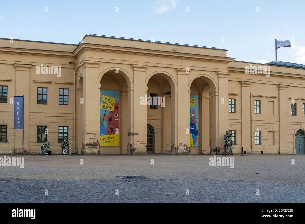 Koblenz, Deutschland - 16. September 2025: Blick auf die Festung Ehrenbreitstein, deren Sandfassade unter klarem Himmel sanft leuchtet, Spruchbänder für Spritzer sorgen Stockfoto