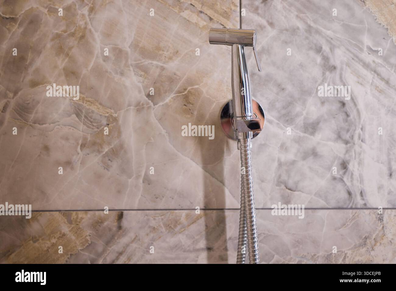Eine elegante und stilvolle Duschhalterung mit modernem Design auf einer Marmorwand Stockfoto
