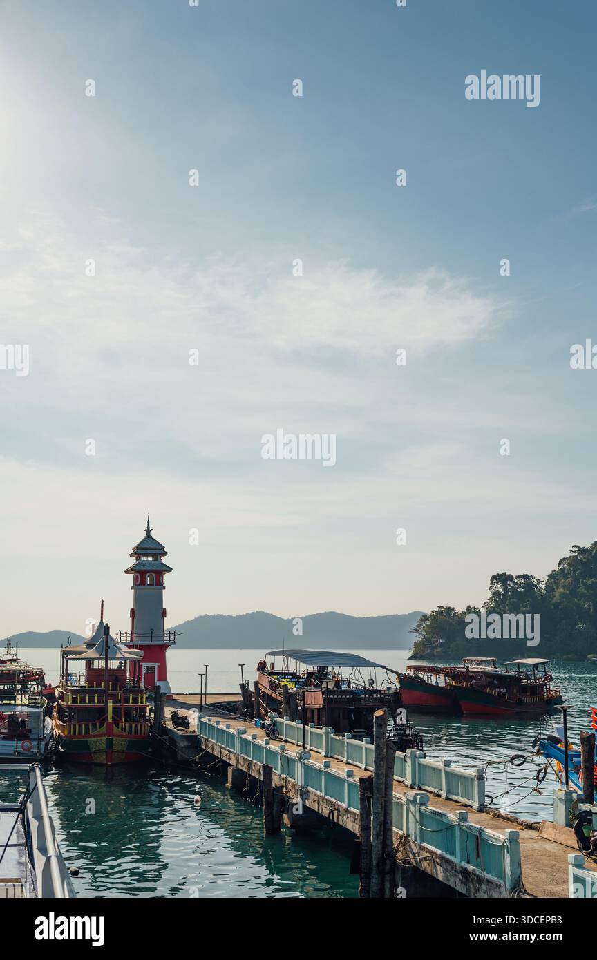 Leuchtturm und Boote am Bang Bao Pier auf Koh Chang, Thailand Stockfoto