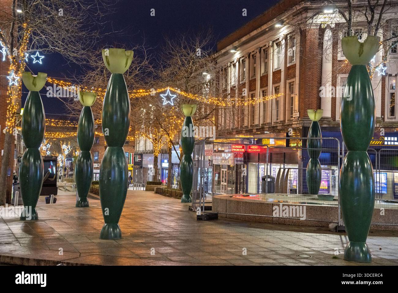 Weihnachtsbeleuchtung. Stadtzentrum von Warrington. Stockfoto