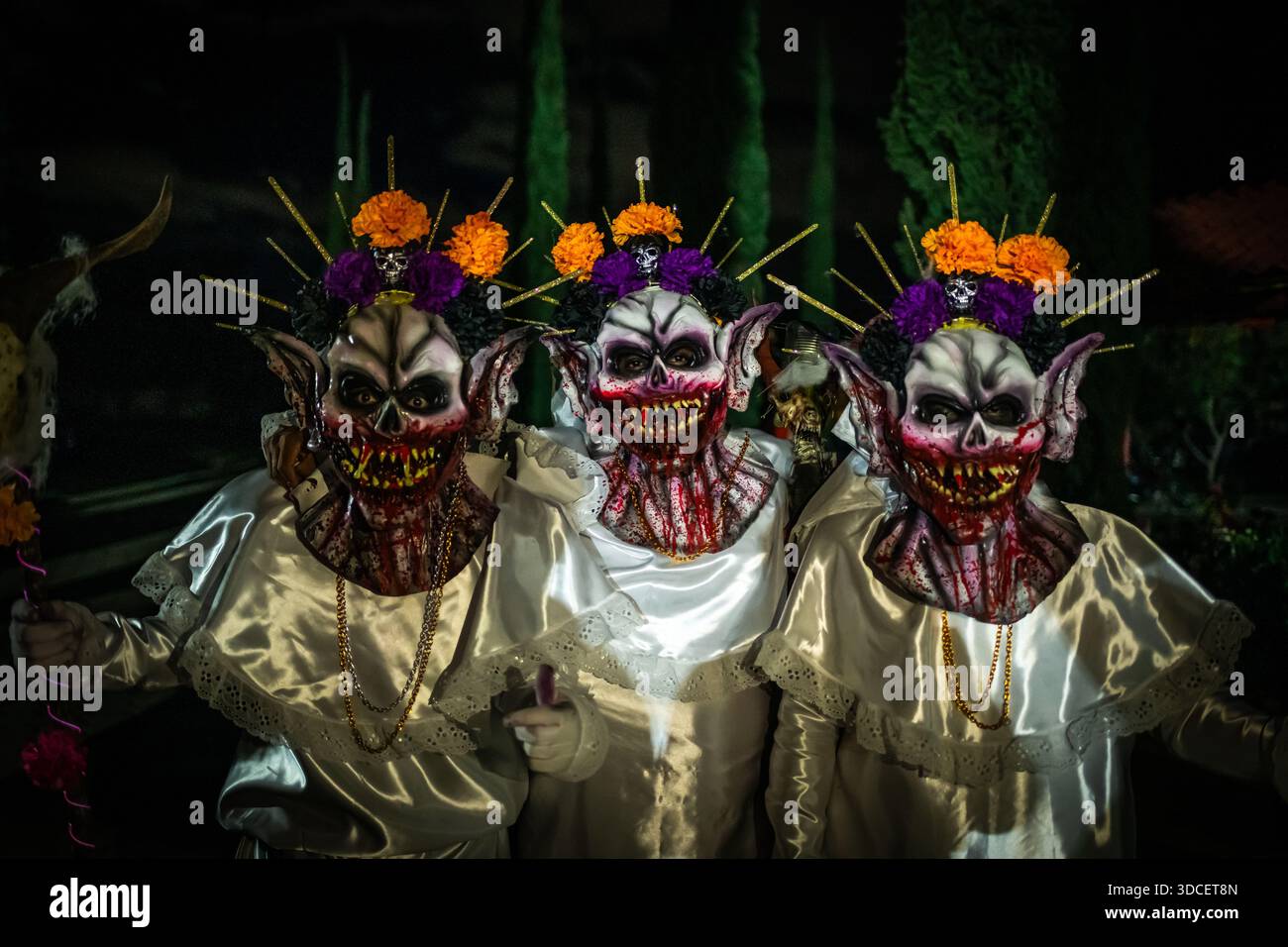 Santa Maria del Tule, Mexiko - 03. November 2023: Blick auf gespenstische, weiß verzierte Figuren, deren groteske Masken ein schauriges Spektakel gegen den sol darstellen Stockfoto