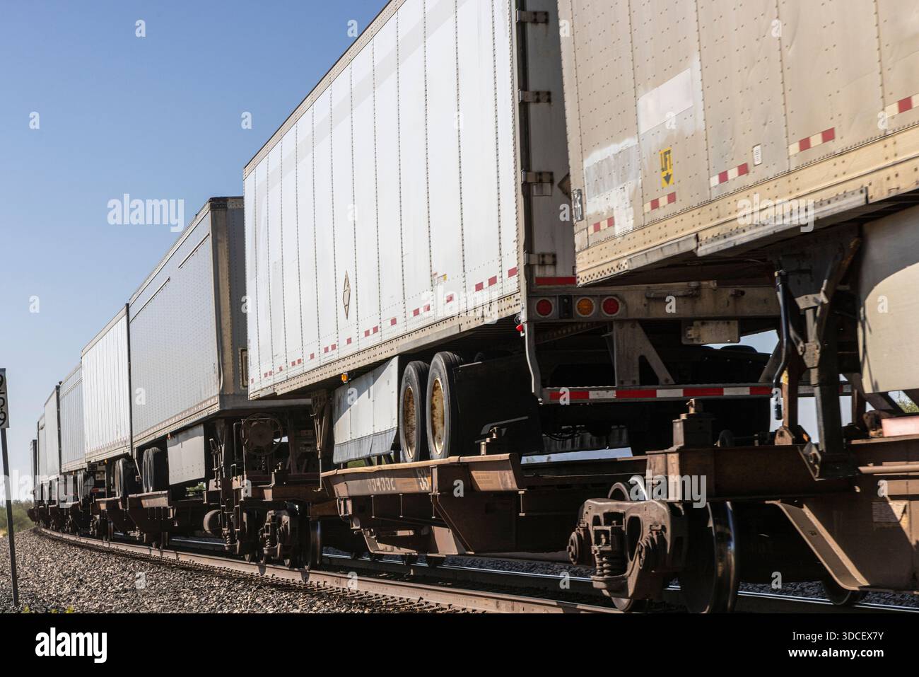 Lkw-Anhänger auf Zugwagen auf Bahngleisen Stockfoto