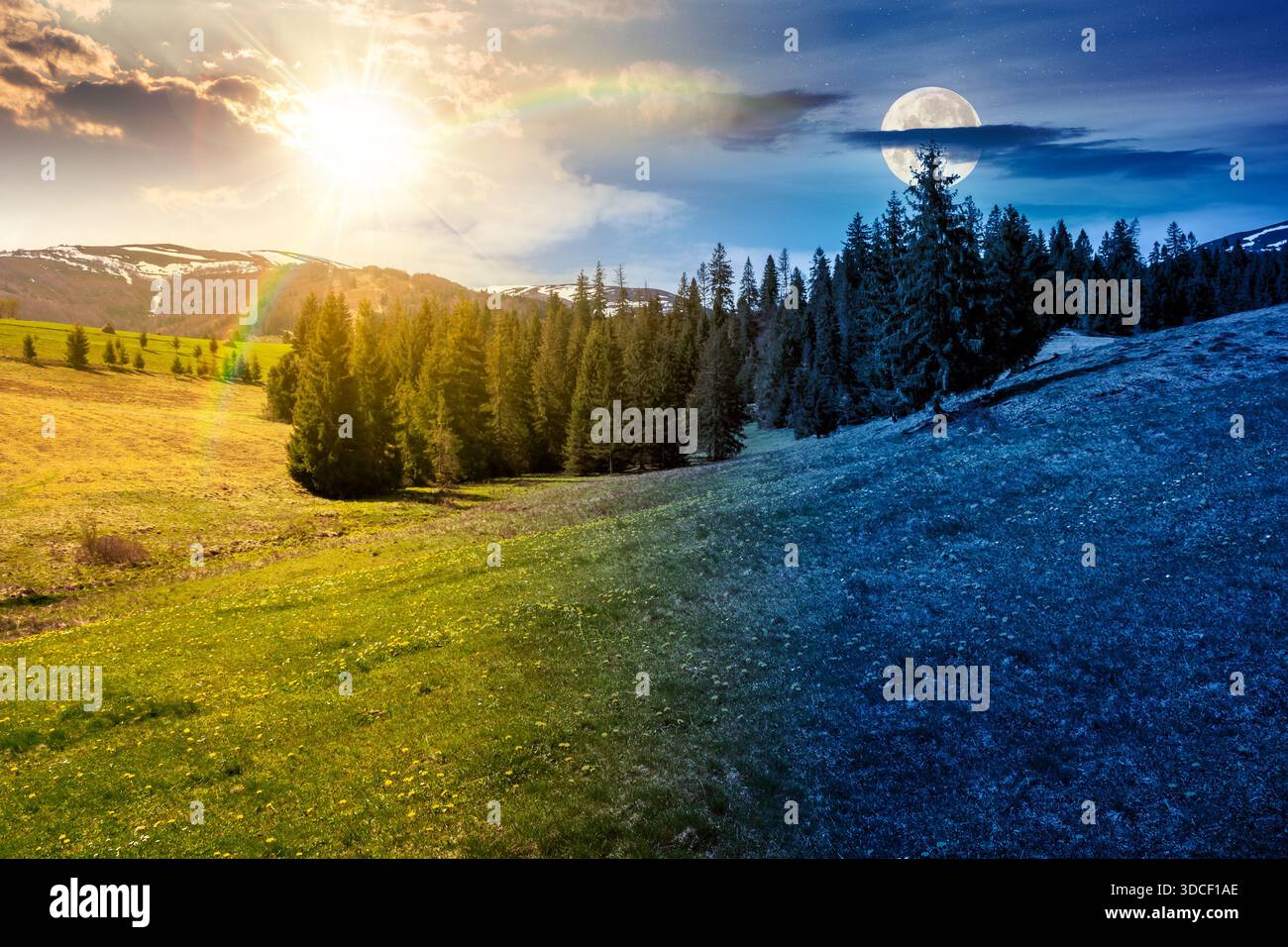 Wiese und Wald in Berglandschaft. Tag- und Nachtzeitwechsel. Schneebedeckter Bergrücken mit Sonne und Mond in der Dämmerung. Wundervolle Frühlingslandschaft Stockfoto