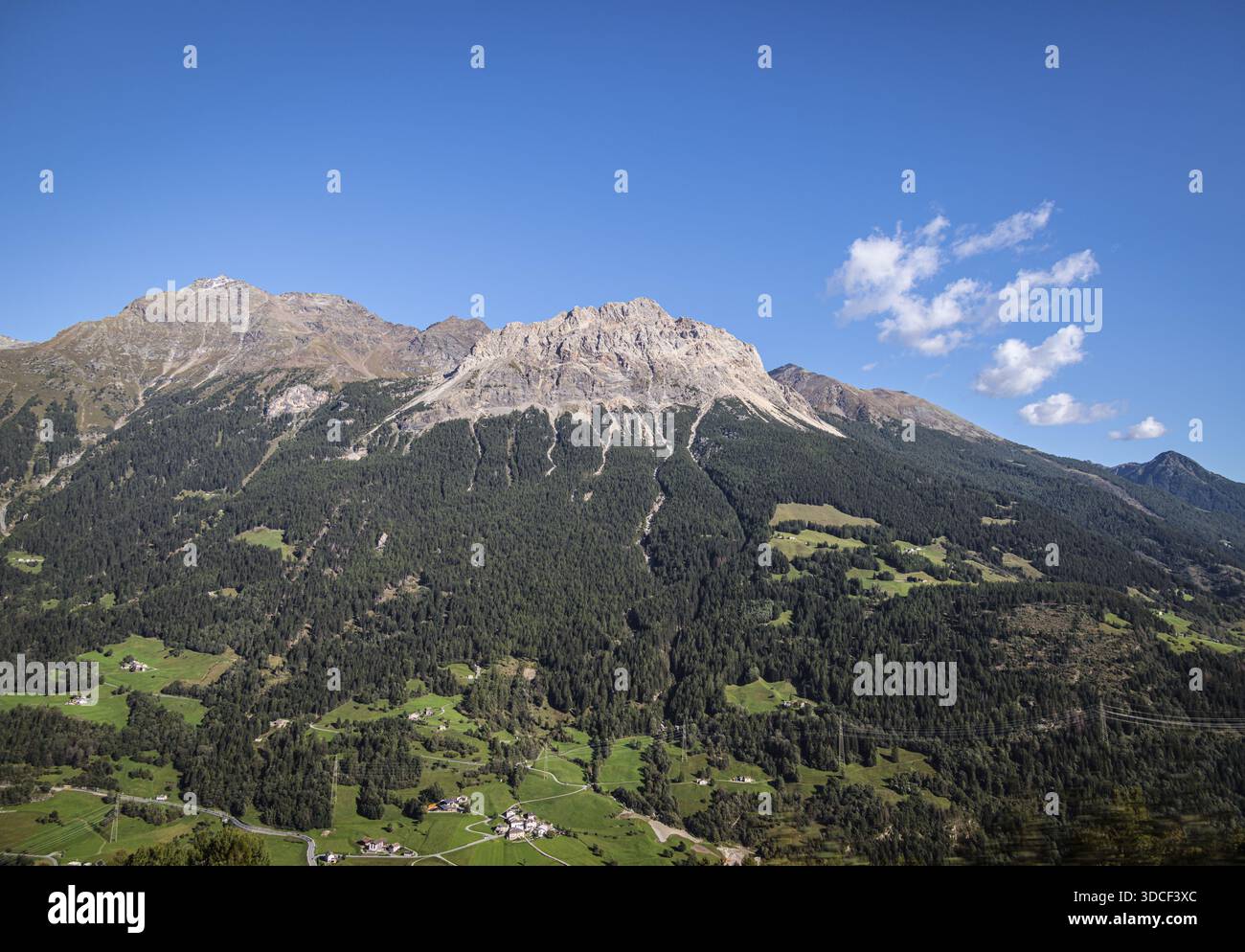 Berggipfel und Wälder auf der Reise von St. Moritz, Schweiz nach Tirano, Italien Stockfoto