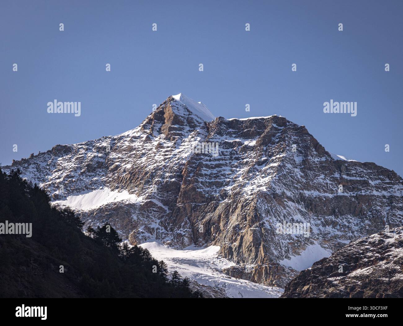 Schneebedeckter Berg auf der Reise von St. Moritz, Schweiz, nach Tirano, Italien Stockfoto