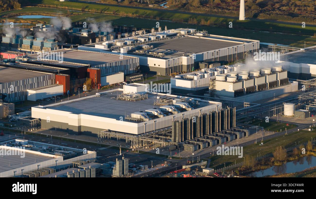 Luftaufnahme eines riesigen hyperskaligen Rechenzentrums in Eemshaven, Niederlande, mit einer groß angelegten Cloud-Computing-Infrastruktur und einem Server mit hoher Dichte Stockfoto
