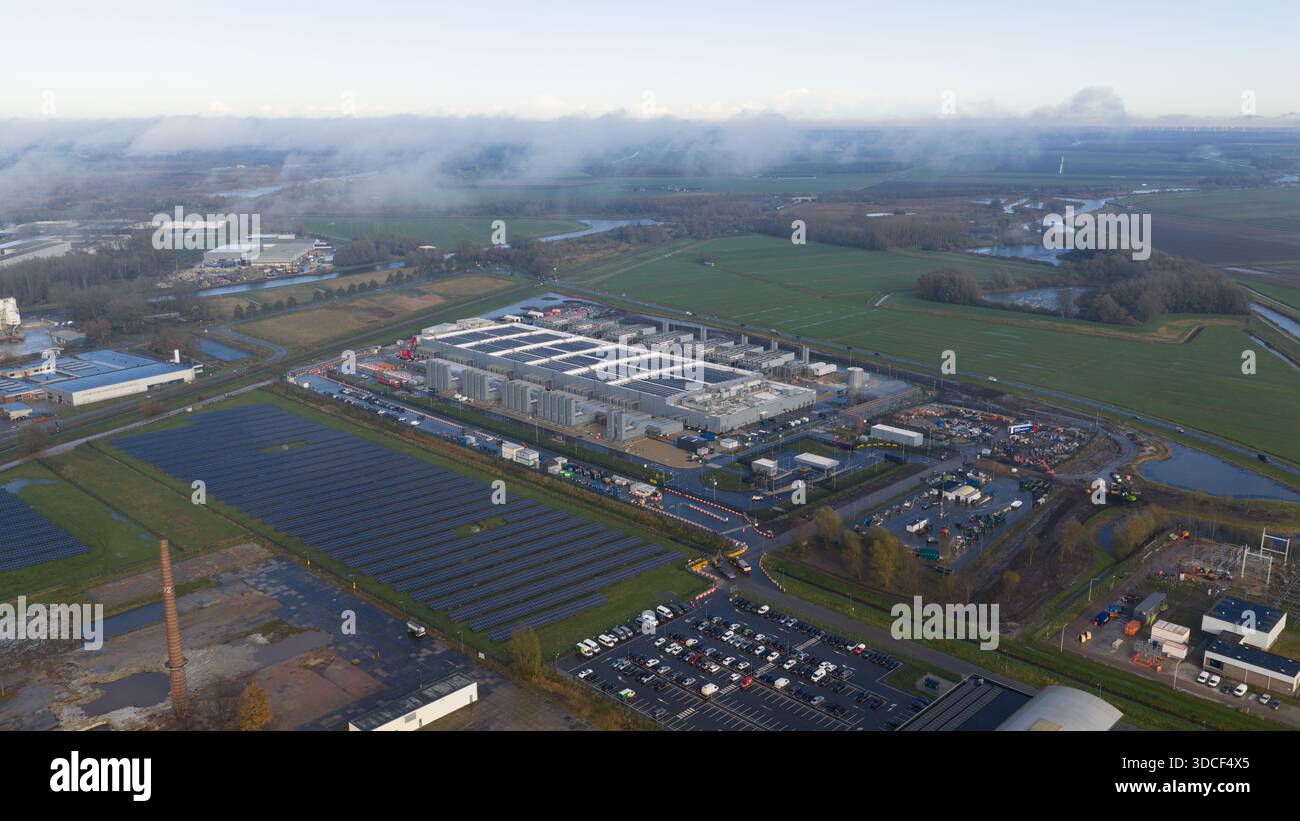Drohnenvideo über das Rechenzentrum Winschoten in den Niederlanden, in dem die großangelegte Cloud-Computing-Infrastruktur mit Solarenergie hervorgehoben wird, Stockfoto