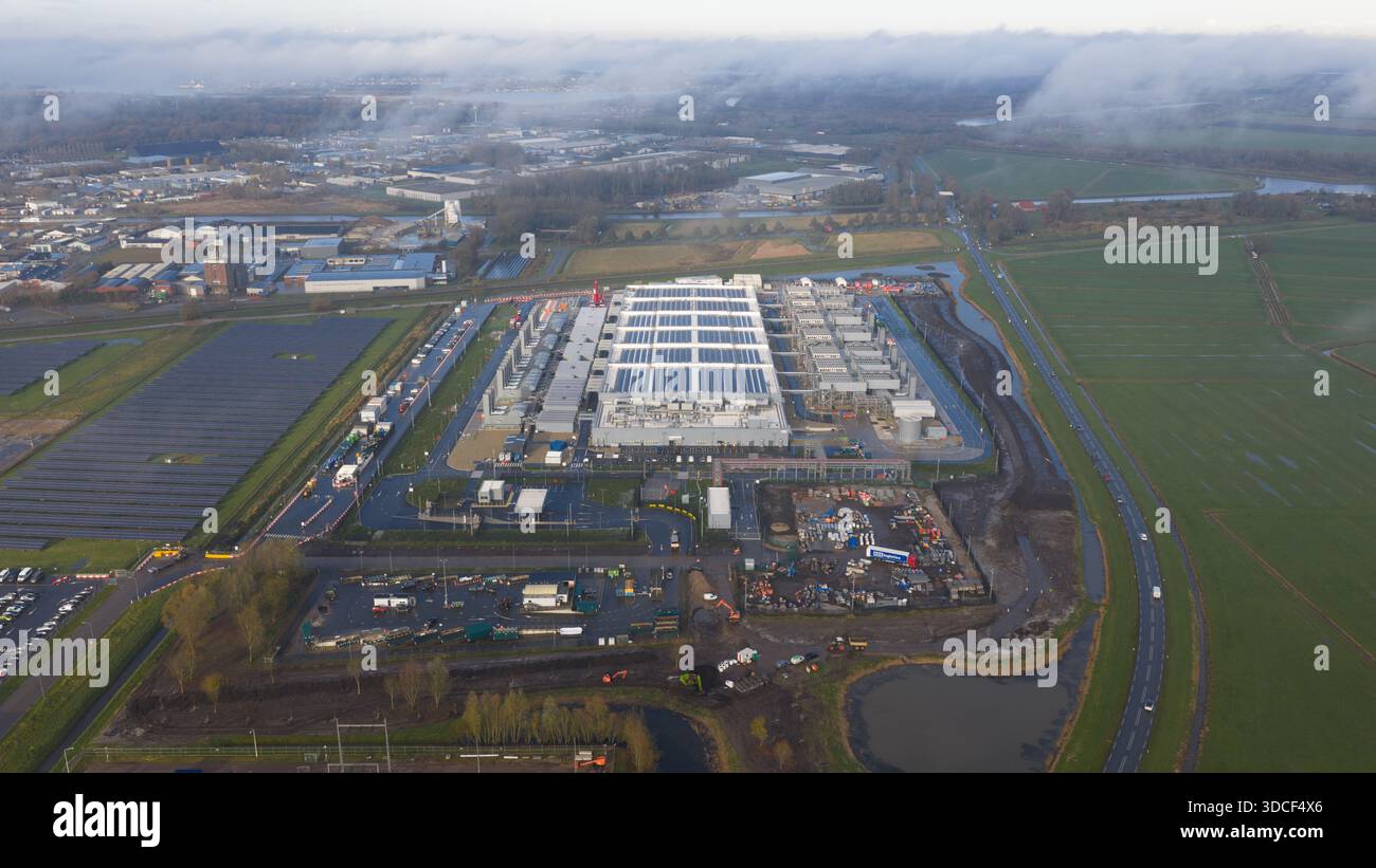 Drohnenvideo über das Rechenzentrum Winschoten in den Niederlanden, in dem die großangelegte Cloud-Computing-Infrastruktur mit Solarenergie hervorgehoben wird, Stockfoto