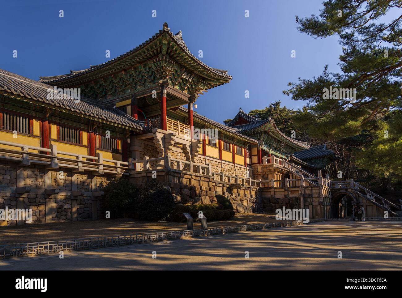 Gyeongju-si, Südkorea - 13. Dezember 2025: Der Blick auf die kunstvolle Architektur des Bulguksa Tempels leuchtet sanft unter der frischen Wintersonne, der komplizierten Traufe Stockfoto
