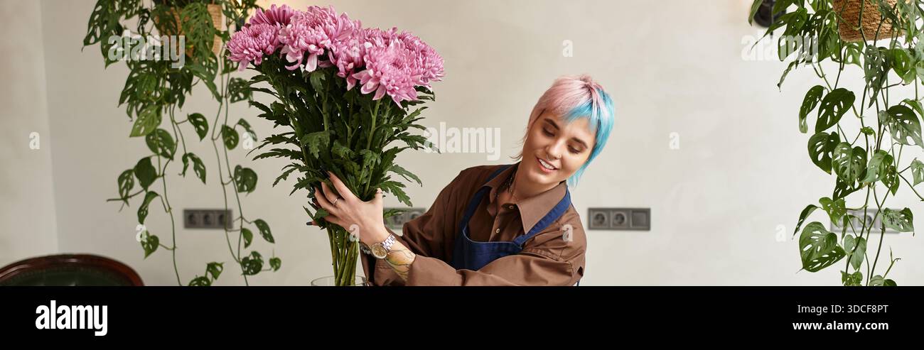 Eine engagierte Floristin pflegt liebevoll Blumen und zeigt ihre Kreativität und Leidenschaft im Shop, Banner Stockfoto