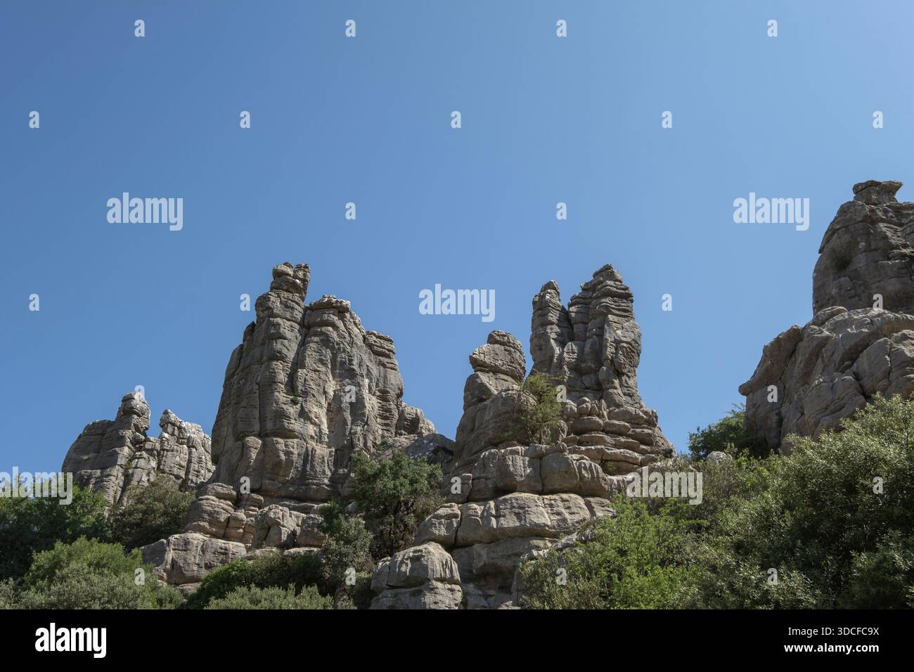 Karstlandschaft mit den typischen Kalksteintoren des Naturparks Torcal de Antequera (Malaga, Spanien) Stockfoto
