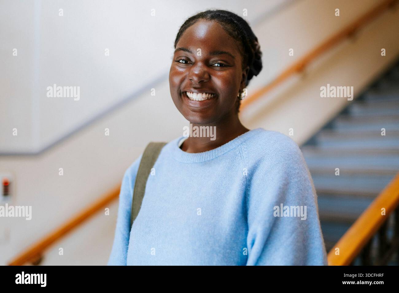 Porträt einer erwachsenen Studentin mit Zahnlächeln auf dem Universitätscampus Stockfoto