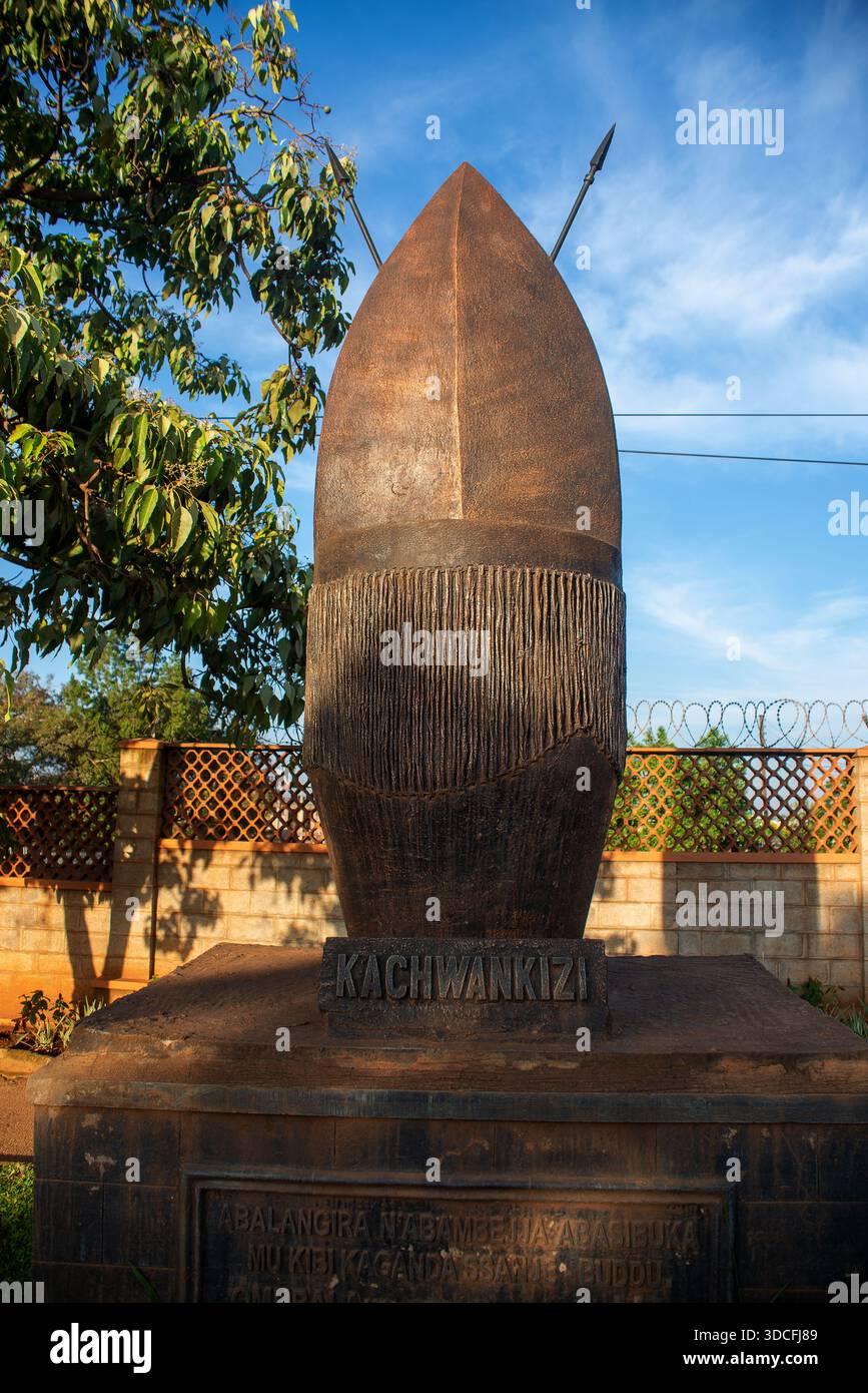 Die Clantotems und Symbole entlang der Kabaka Anjagala Road repräsentieren die Einheit aller Buganda Clans und ehren gleichzeitig ihr Erbe, ihre Identität und ihre Loyalität Stockfoto