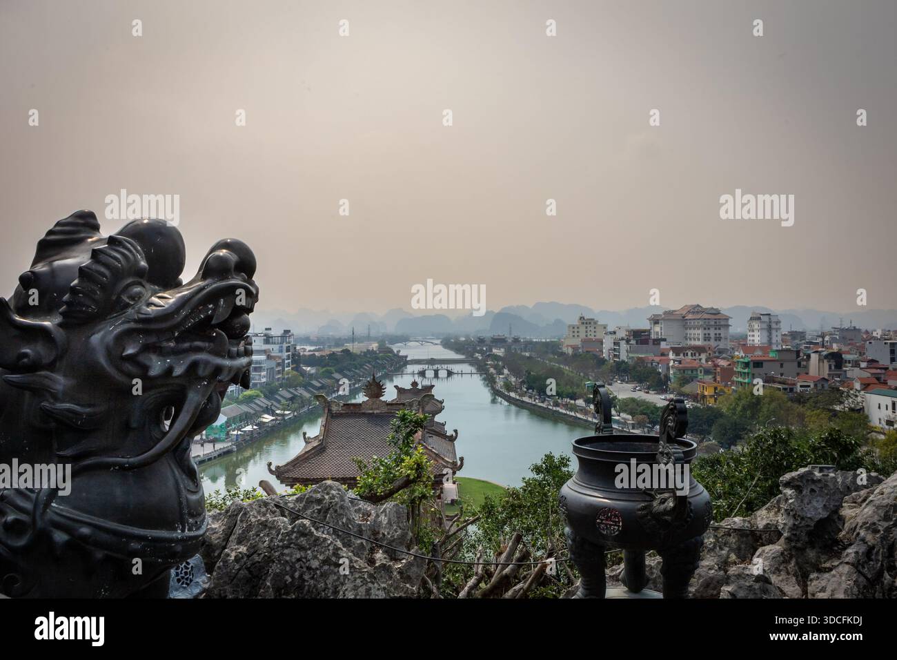 Ninh Binh, Vietnam - 24. März 2025: Blick vom buddhistischen Tempel Ky Lan (Silberpagode) auf den See Ky Lan im historischen Stadtzentrum. Stockfoto