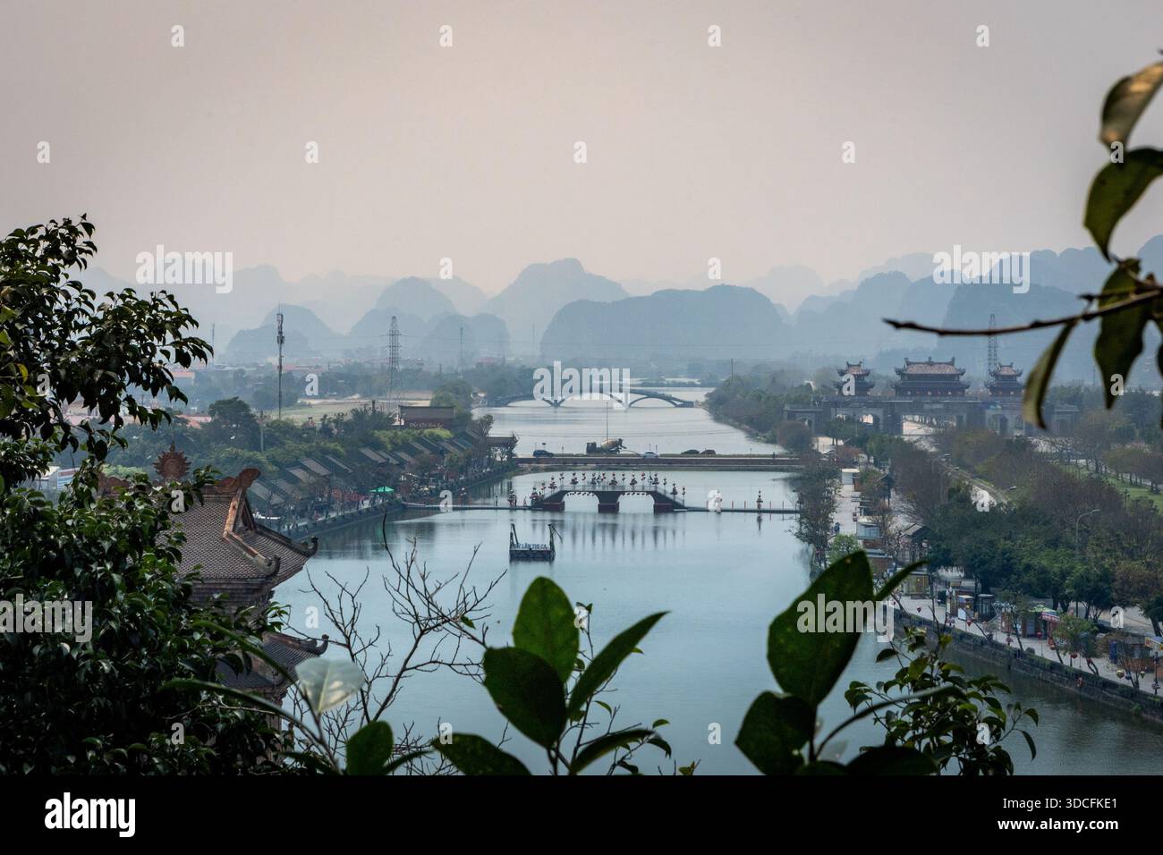 Ninh Binh, Vietnam - 24. März 2025: Blick vom buddhistischen Tempel Ky Lan (Silberpagode) auf den See Ky Lan im historischen Stadtzentrum. Stockfoto