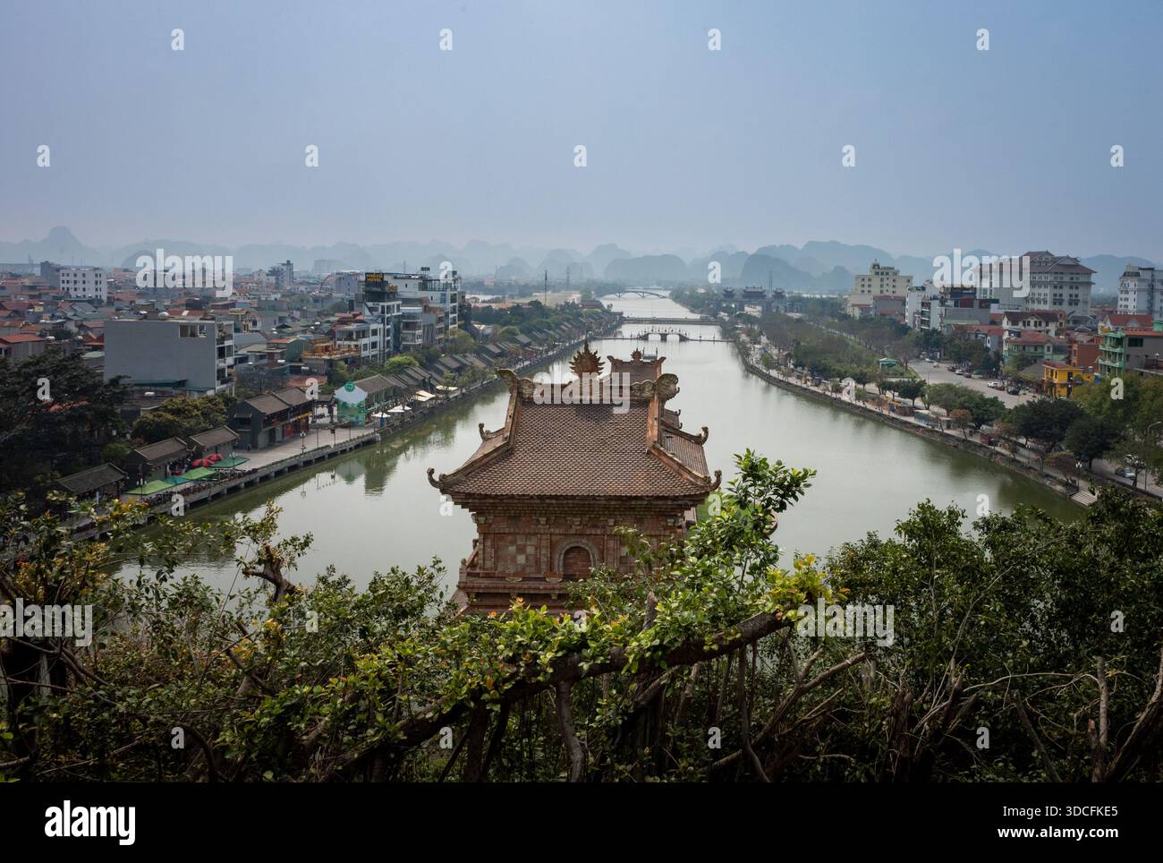Ninh Binh, Vietnam - 24. März 2025: Blick vom buddhistischen Tempel Ky Lan (Silberpagode) auf den See Ky Lan im historischen Stadtzentrum. Stockfoto