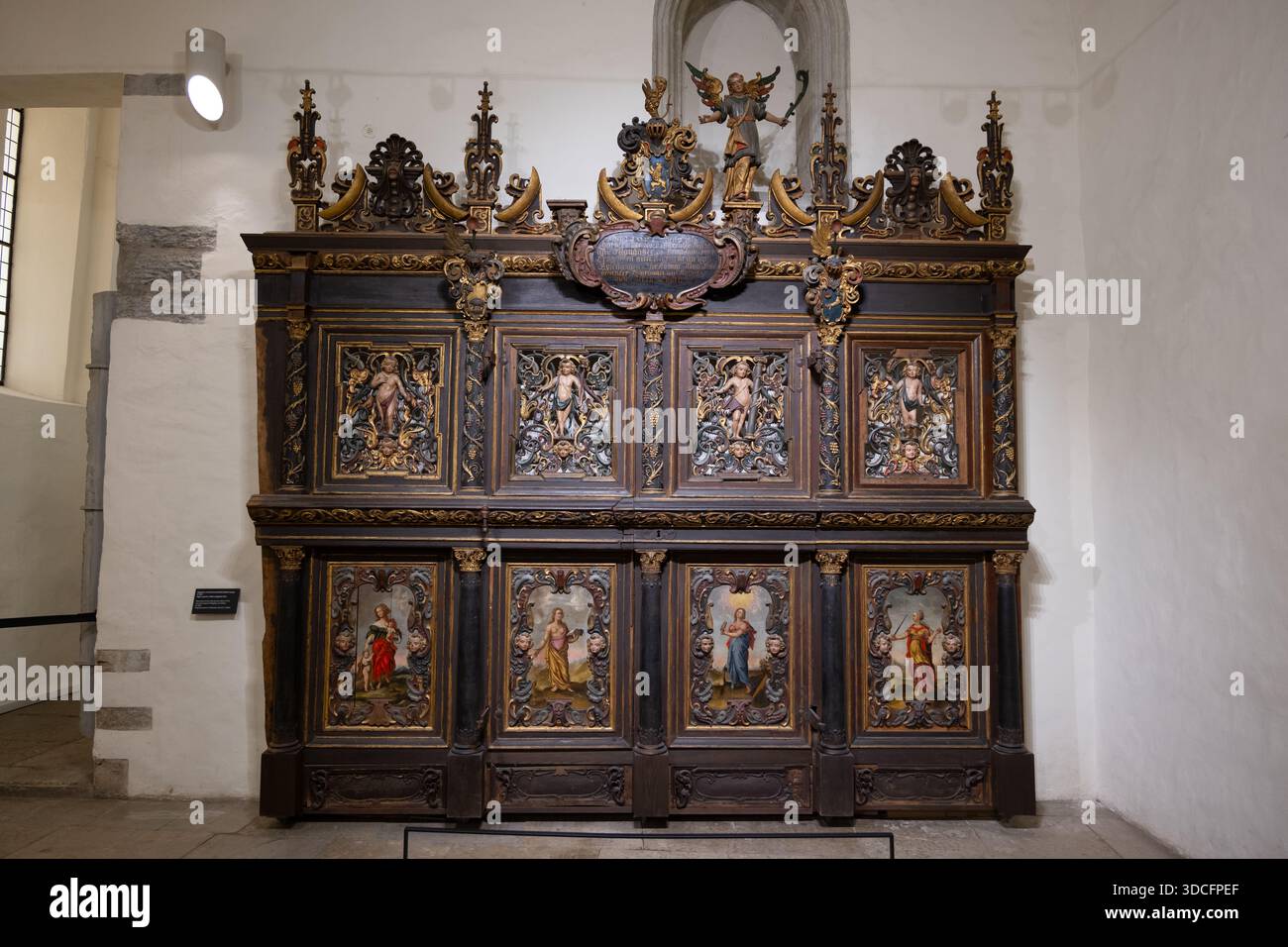 Dekorative Leinwand mit Reliefs und Eingangstür der Gedenkkapelle Bogislaus von Rosen (ca. 1655) in der St. Nikolaus Kirche und Niguliste Museum in Stockfoto