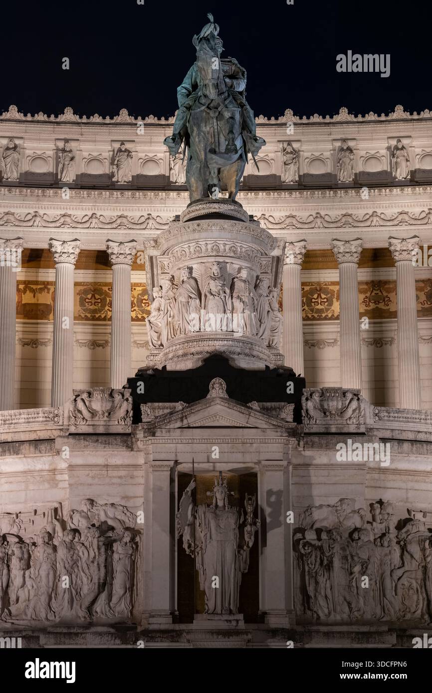 Denkmal für Victor Emmanuel II. (Vittoriano, Altar des Vaterlandes) bei Nacht in Rom, Italien. Stockfoto