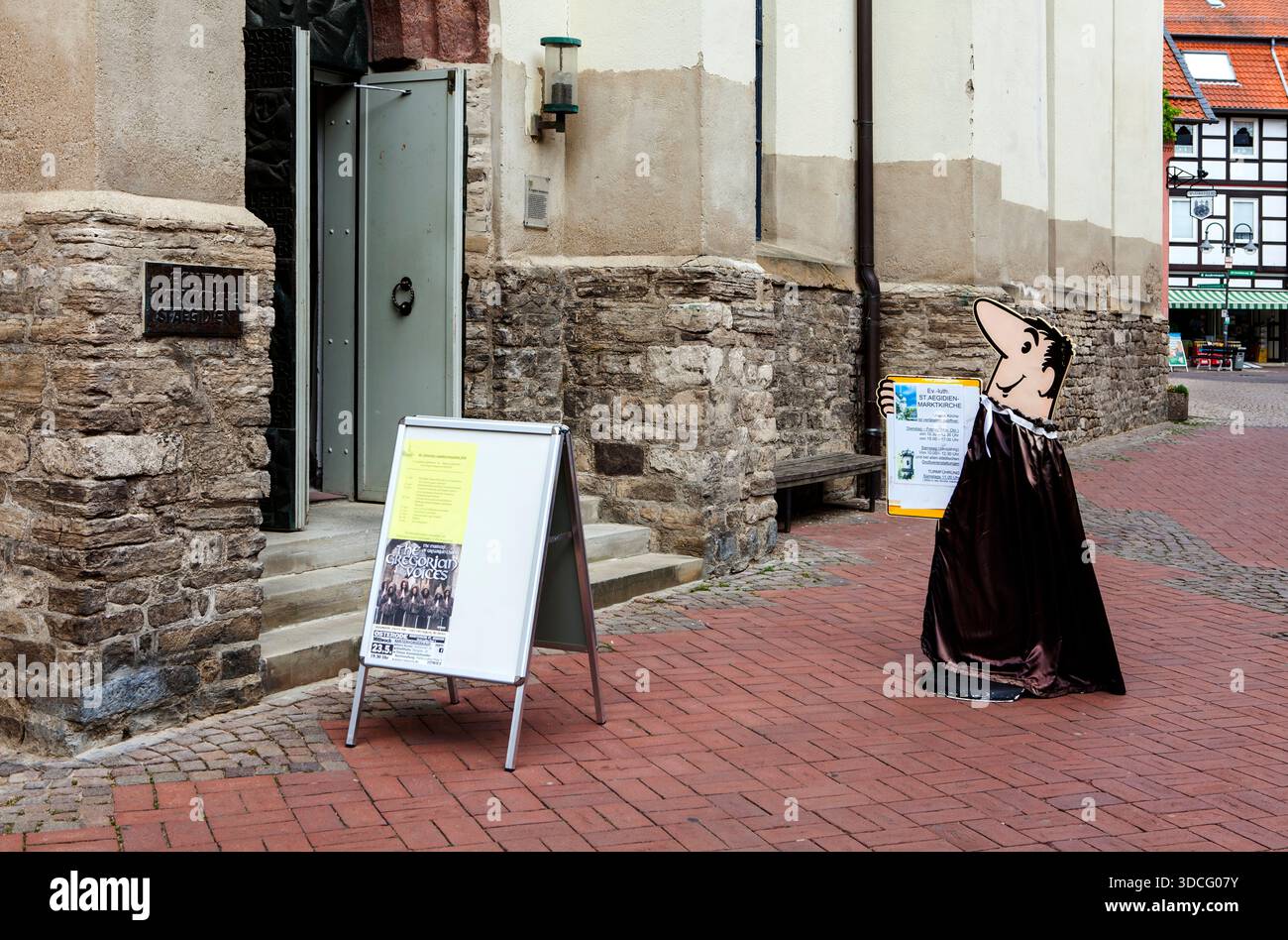 Bruno, das HB-Männchen oder HB-Mann, eine Zeichentrickfigur aus dem deutschen kommerziellen Fernsehen, warb für die HB-Zigaretten, das Informationsschild vor mar Stockfoto
