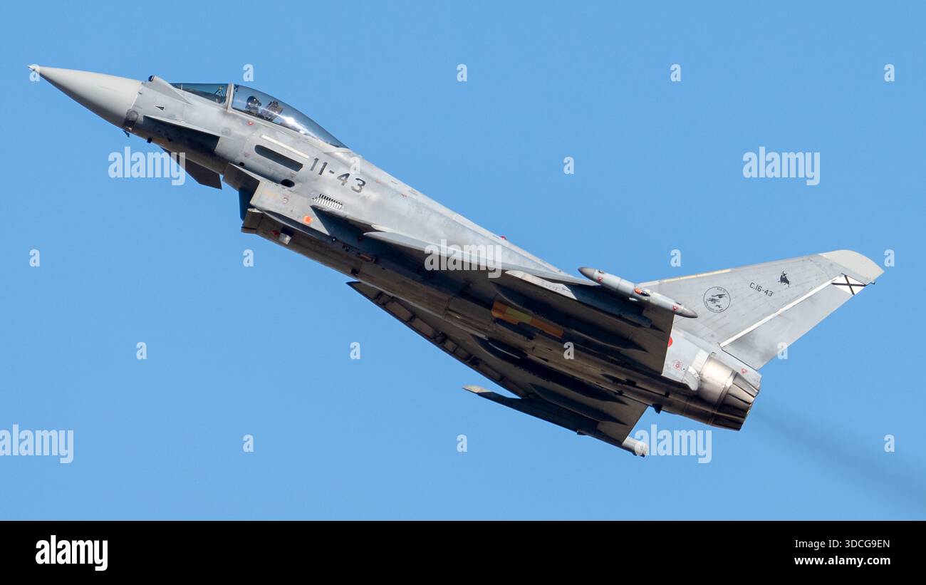 Moron, Spanien - 12. Mai 23: Ein Eurofighter der spanischen Luftwaffe fliegt in einem steilen Winkel gegen einen klaren blauen Himmel Stockfoto