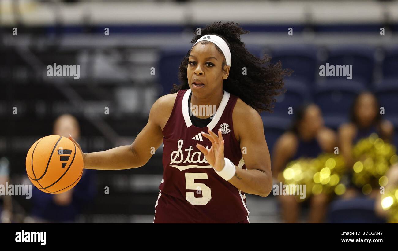 Mississippi State guard Chandler Prater brings the ball down court while facing La Salle during an NCAA basketball game on Saturday, Dec. 20, 2025, in Philadelphia. (AP Photo/Jason E. Miczek) Stockfoto