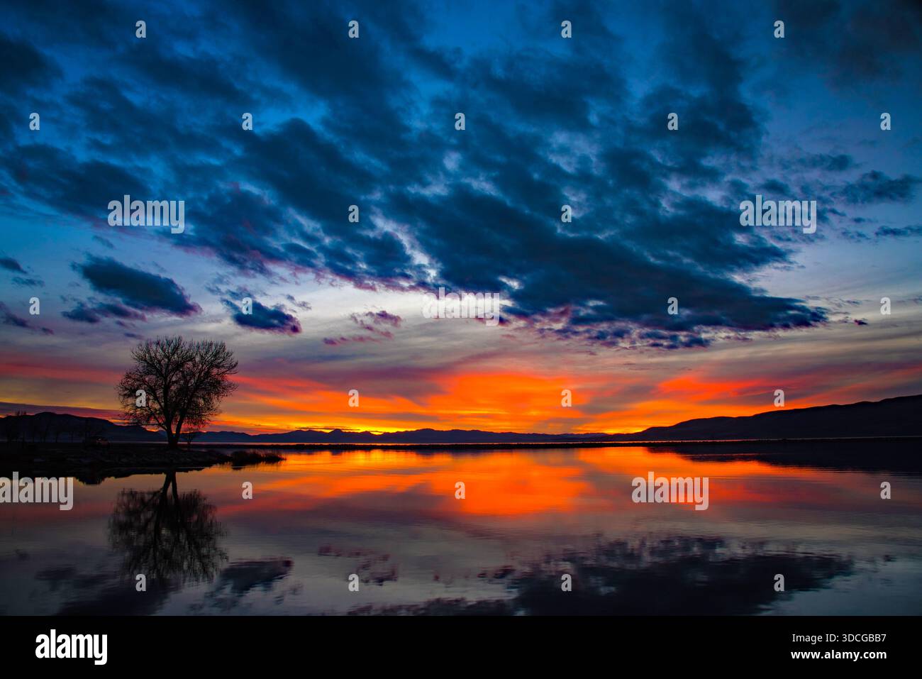 Sonnenuntergangsbilder auf dem Utah Lake. Dieser Bereich bietet wunderschöne Sonnenuntergänge und Reflexionen im Wasser. Stockfoto