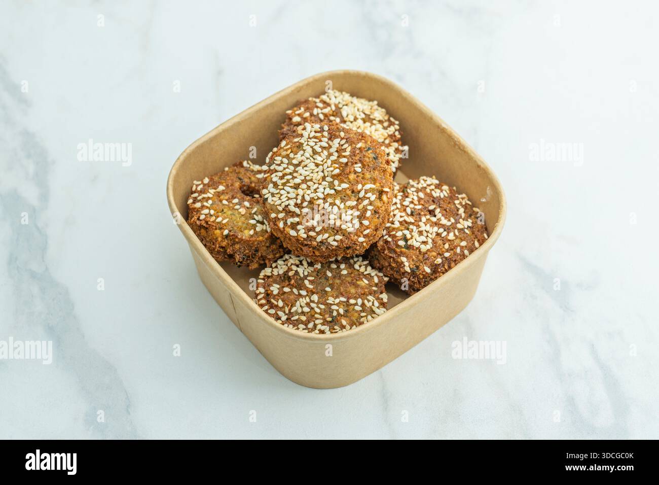 Ein Teller Falafel mit einem arabischen Salat, einschließlich Tomatenwürfel, Gurke und rote Zwiebeln, begleitet von warmem Pitabrot und Joghurtsauce Stockfoto