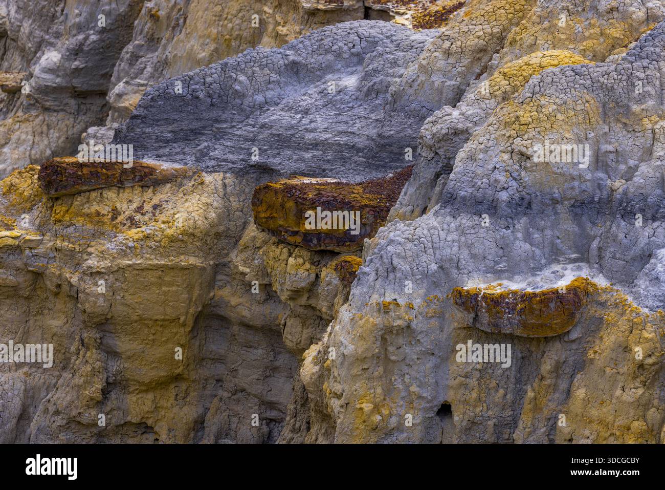 Blick auf geschichtete, sedimentäre Felsformationen mit Erdtönen und Texturen, die geologische Wunder in Shetpe, Region Mangystau, Kasachstan enthüllen. Stockfoto