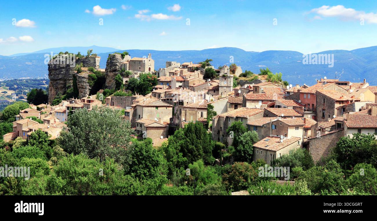 Das Dorf Saignon in der Provence liegt auf dem Hügel. Stockfoto
