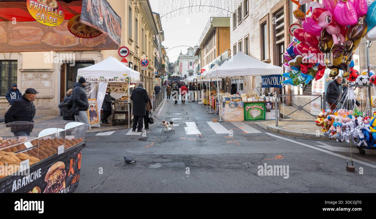 Wintermarkt für das Lagerfeuer-Festival des Heiligen Antonius (sant'Antonio), eine antike Veranstaltung. Leute, die zwischen den Verkaufsständen einkaufen. Historisches Zentrum, Varese Italien Stockfoto