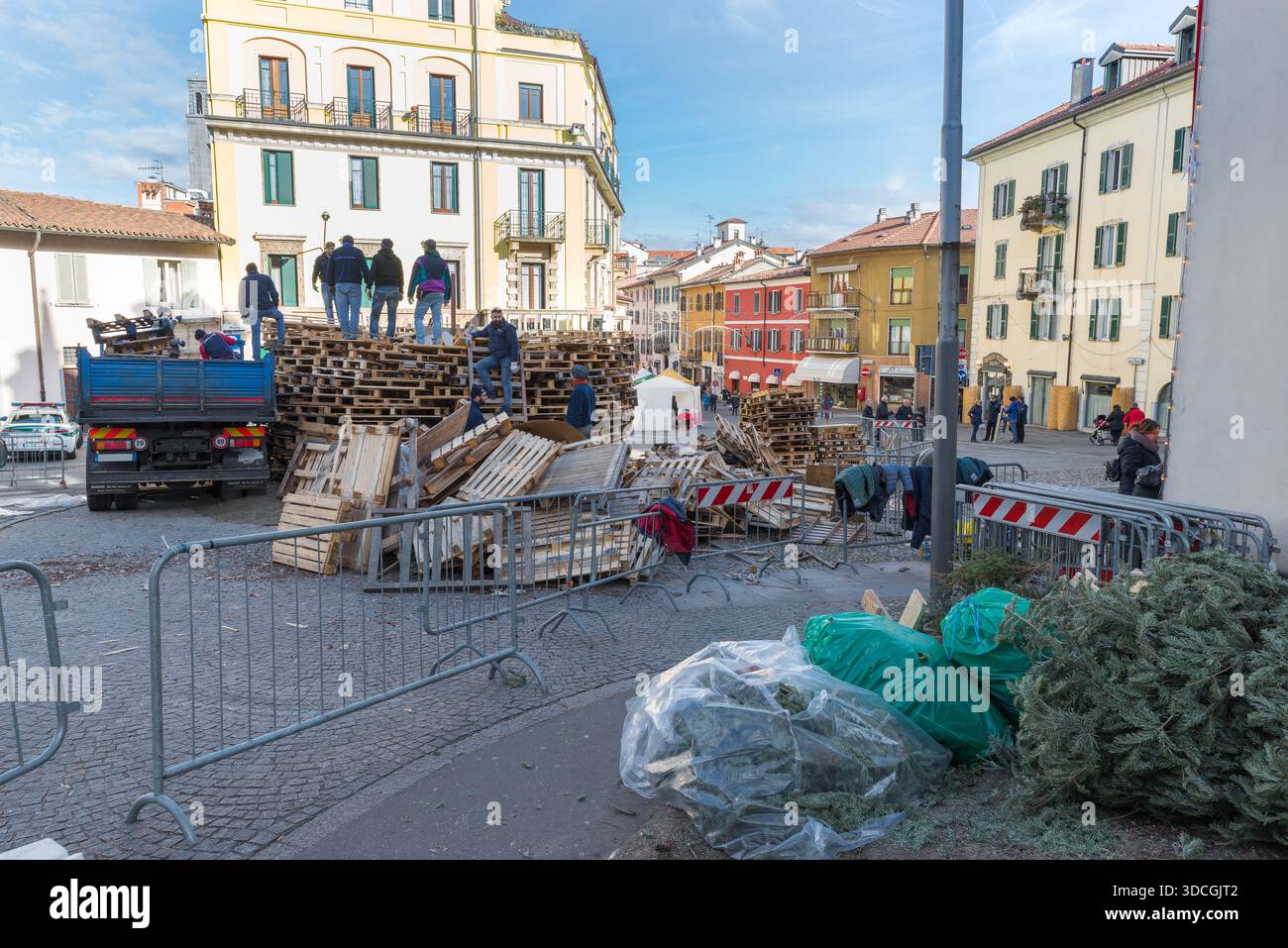 Ein großes Lagerfeuer für ein altes Volksfest. Lagerfeuer des Heiligen Antonius (sant'Antonio). Wichtiges und traditionelles Lagerfeuer, Varese, Italien Stockfoto