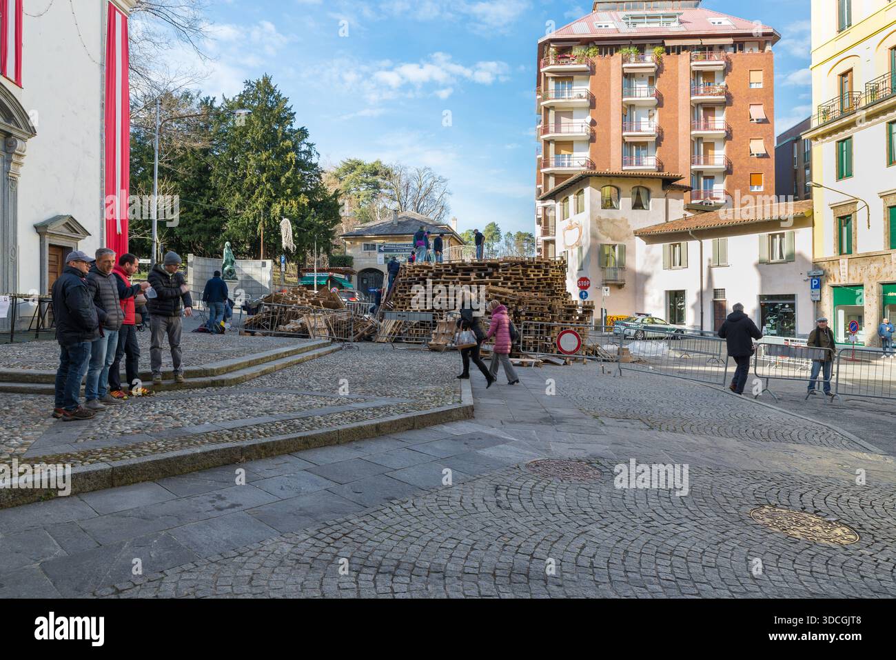 Ein großes Lagerfeuer für ein altes Volksfest. Lagerfeuer des Heiligen Antonius (sant'Antonio). Wichtiges und traditionelles Lagerfeuer, Varese, Italien Stockfoto