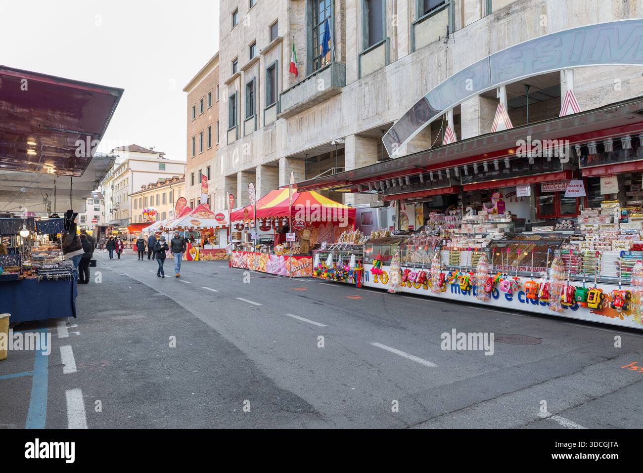 Wintermarkt für das Lagerfeuer-Festival des Heiligen Antonius (sant'Antonio), eine antike Veranstaltung. Leute, die zwischen den Verkaufsständen einkaufen. Historisches Zentrum, Varese Italien Stockfoto