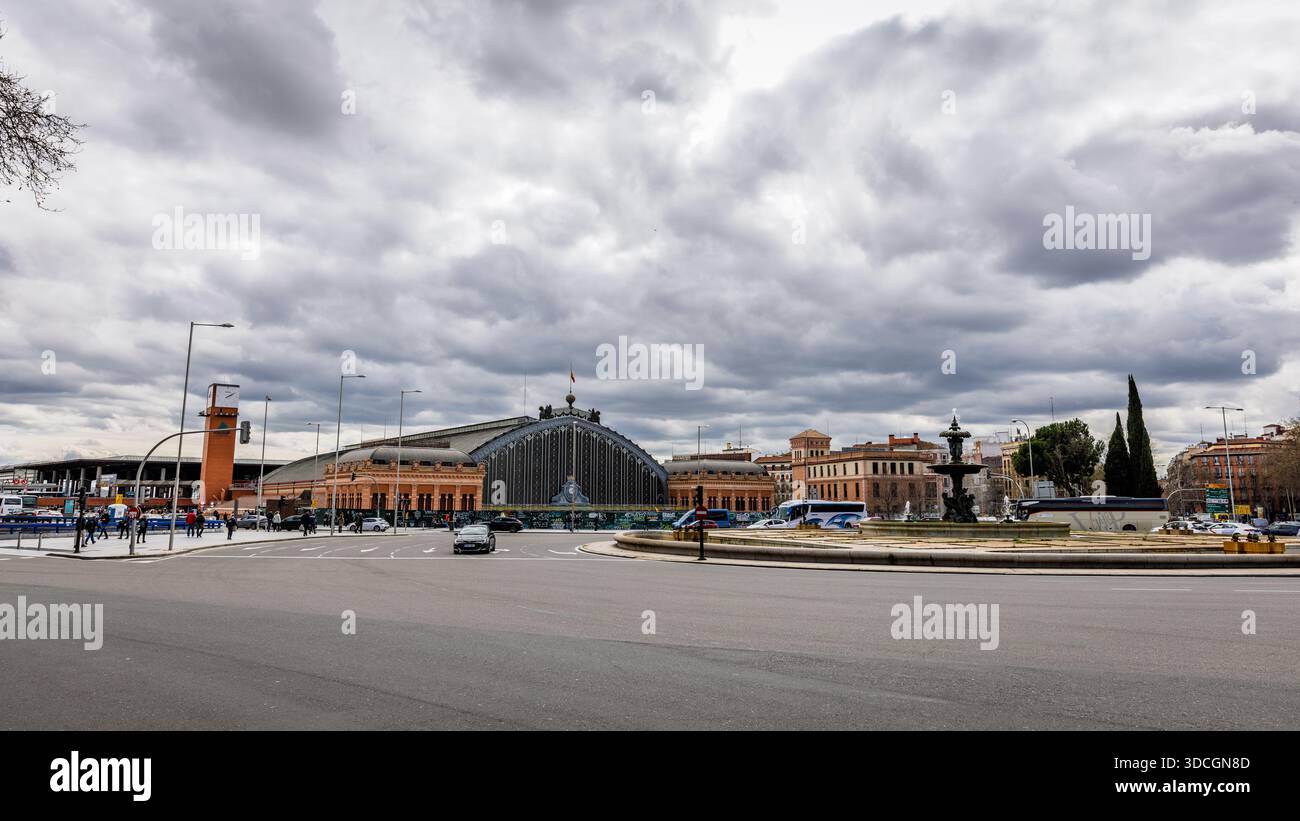 14. März 2025, Madrid, Spanien: Plaza del Emperador Carlos V und Bahnhof Atocha in Madrid Stockfoto