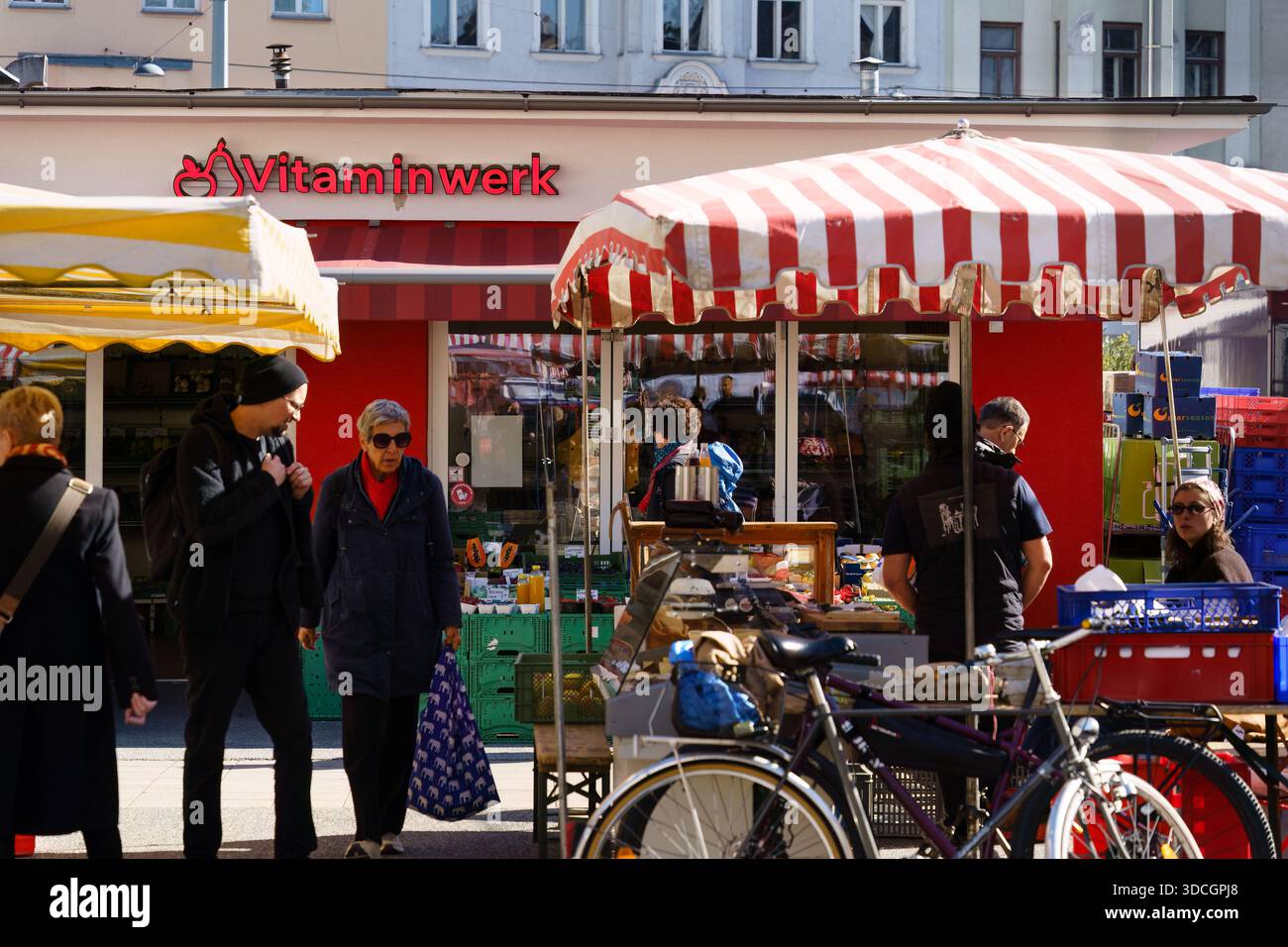 Wien, Österreich - 4. Oktober 2025 - Vitaminwerk Gemüsehändler am Karmelitermarkt Wien Stockfoto