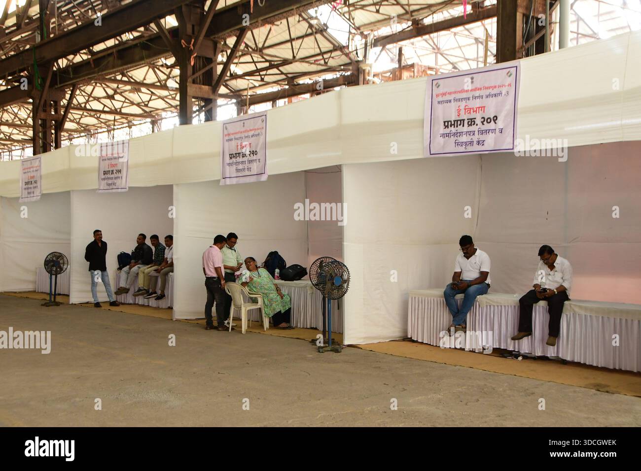 Mumbai, Indien. Dezember 2025. MUMBAI, INDIEN – 22. DEZEMBER: Arbeiter bereiten Zelte für Wahlstände in den Firmengebäuden von Richardson und Cruddas in Byculla vor, um am 22. Dezember 2025 in Mumbai, Indien, zu den BMC-Umfragen zu kommen. Die Wahlen der Brihanmumbai Municipal Corporation (BMC) sind für den 15. Januar 2026 geplant. (Foto: Bhushan Koyande/Hindustan Times/SIPA USA) Credit: SIPA USA/Alamy Live News Stockfoto